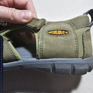Boys Keen Sandals Size 5 Army Green